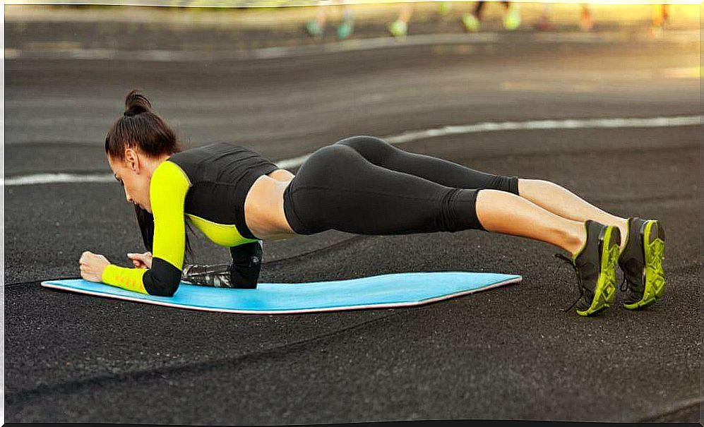 Strengthen the abdominals through the plank exercise.