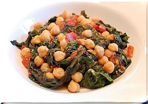 recipes rich in fiber: chickpea salad