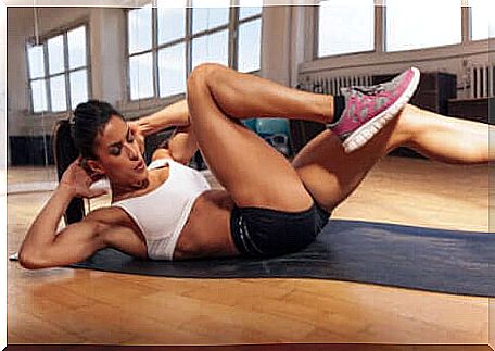 A woman doing sit-ups. 