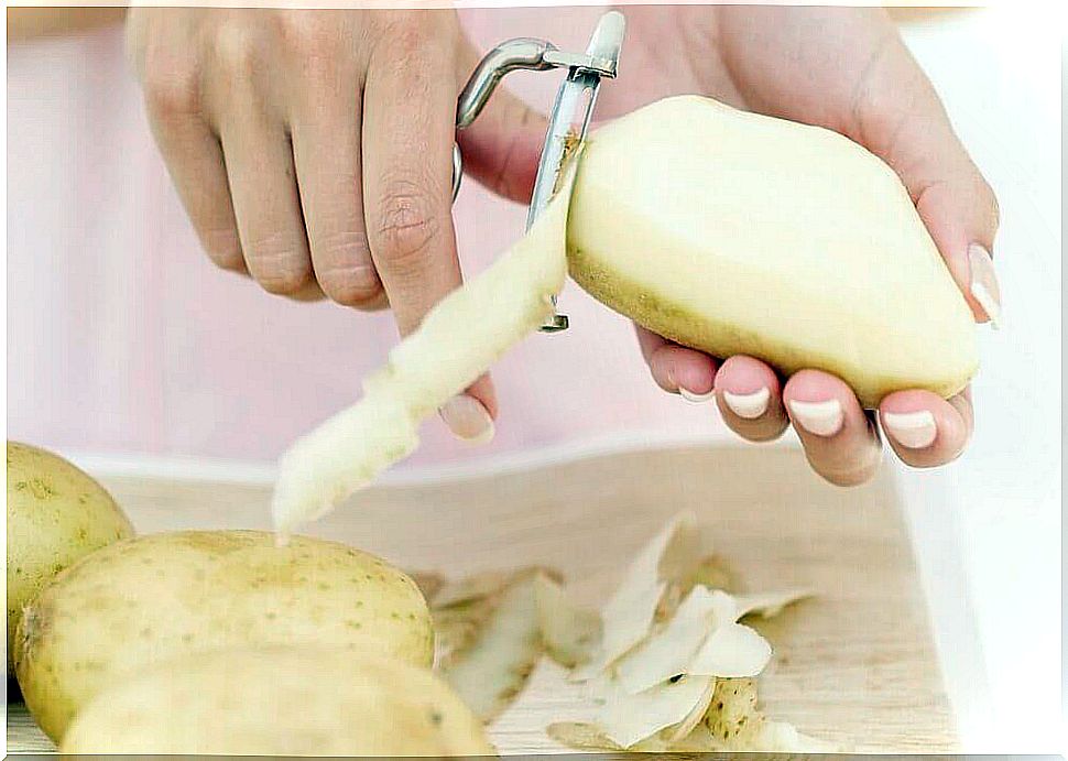 Sliced ​​potatoes to reduce bags under the eyes.