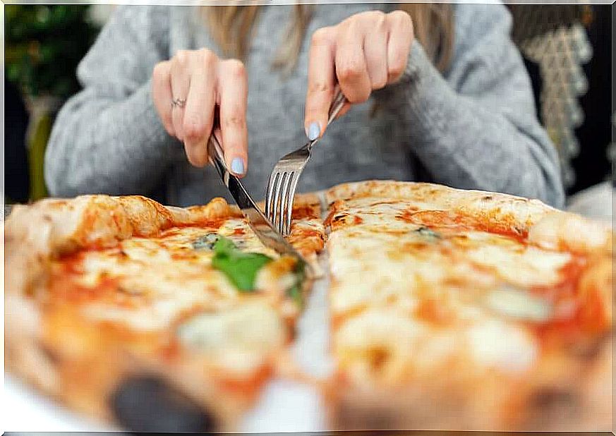 A tomato pizza rich in vitamin C