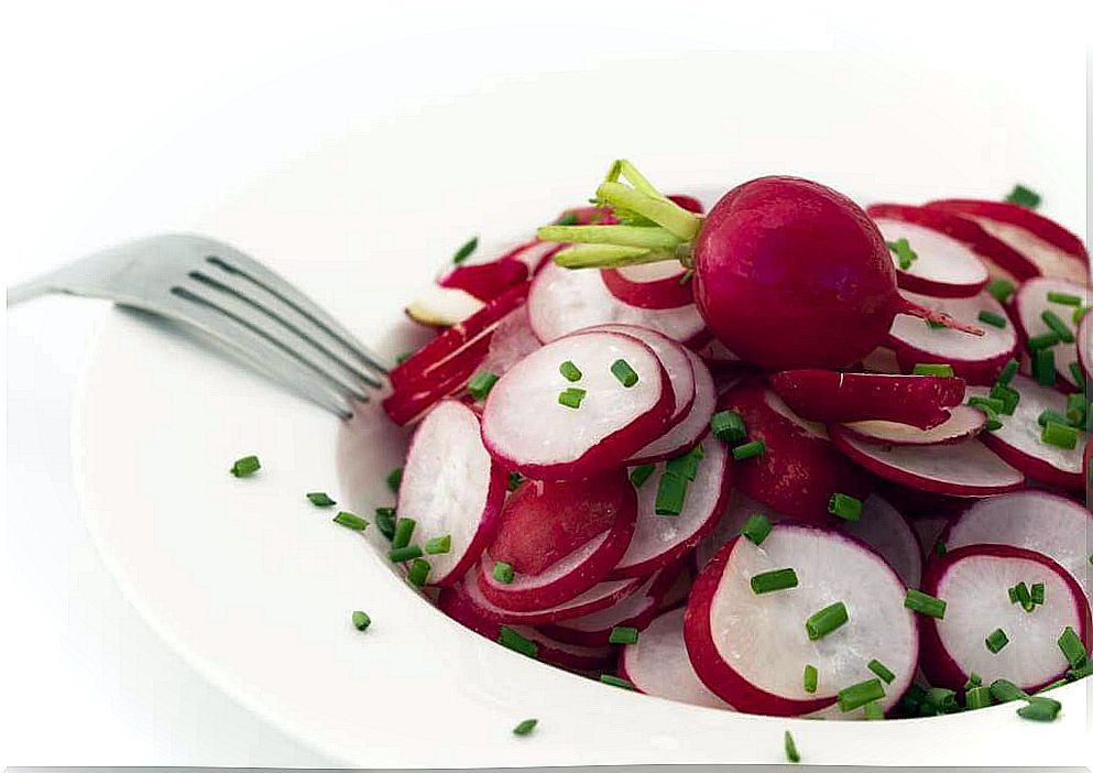 You can fill up on vitamin C by consuming a radish salad