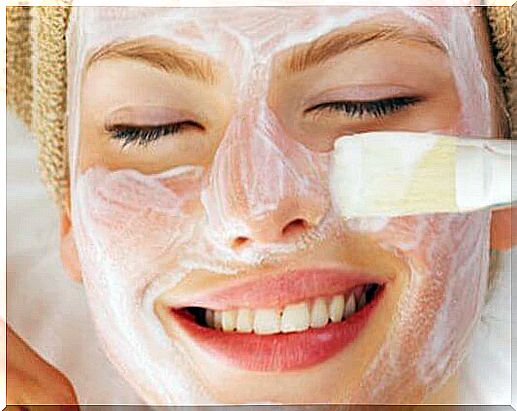 Application of the mask with yogurt and lemon.