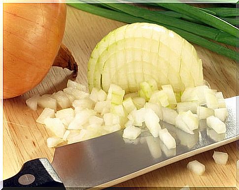 Onion to permanently calm the cough.