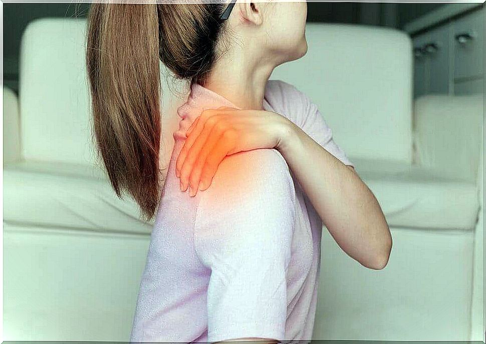 Aches that make a woman suffer in the shoulder area