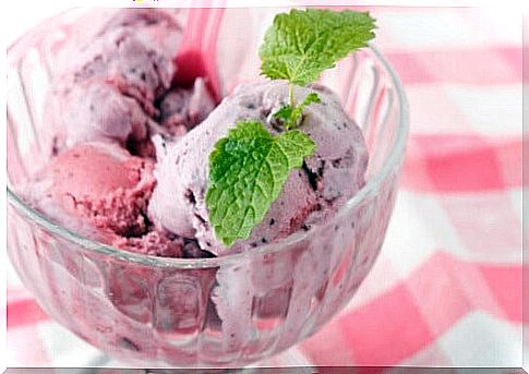 Prepare the watermelon in the form of ice cream.