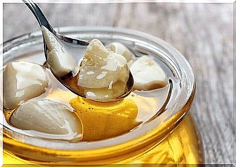 A remedy with garlic and honey to cure laryngitis