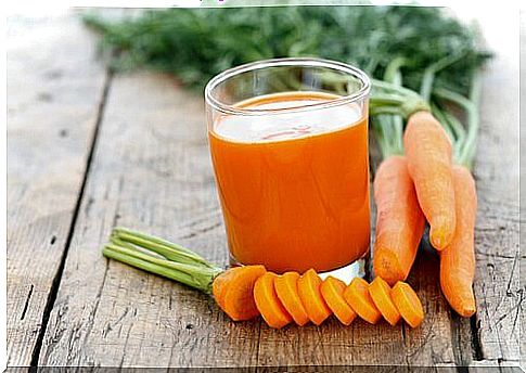 Carrot and red cabbage smoothie 