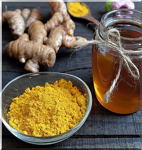 Learn how to prepare the remedy of turmeric with honey.