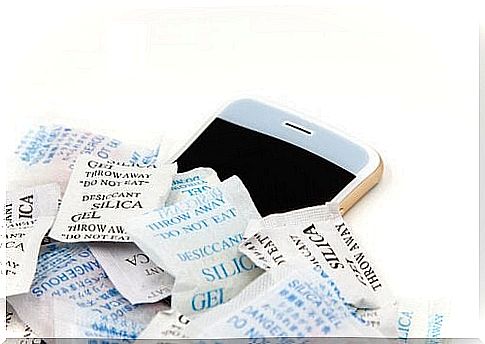 Silica gel sachets to recover a drenched phone.